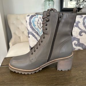 NIB Seychelles Irresistible Lace-Up Leather Boots Grey Size 6